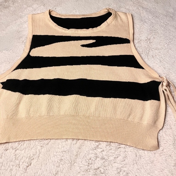 Abstract Color Knitted Women Sleeveless Side Lace Up Crop Vests - Picture 2 of 6